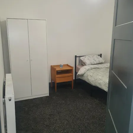 Double Bed In Meadowhall, Tinsley Bed & Breakfast Sheffield